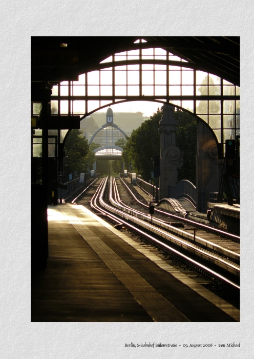 Berlin, U-Bahnhof im Abendlicht