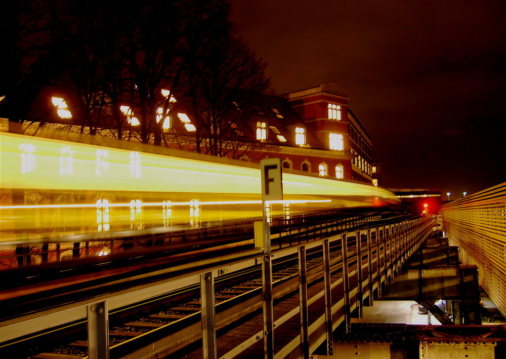 Berlin; U2 Einfahrt in den Bahnhof Mendelssohn-Bartholdy-Park