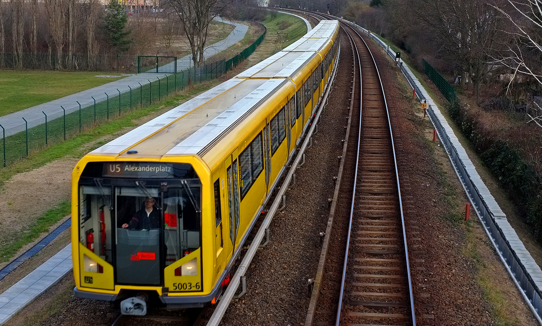 Berlin, U5 der Baureihe H auf dem Weg zum Alexanderplatz in Berlin-Biesdorf