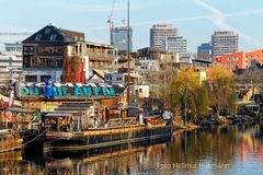 BERLIN. UNGEWOHNTER STADTBLICK AM RANDE DER SPREE