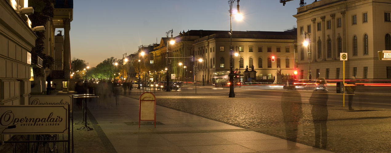 Berlin, unter den Linden vor dem Openpalais