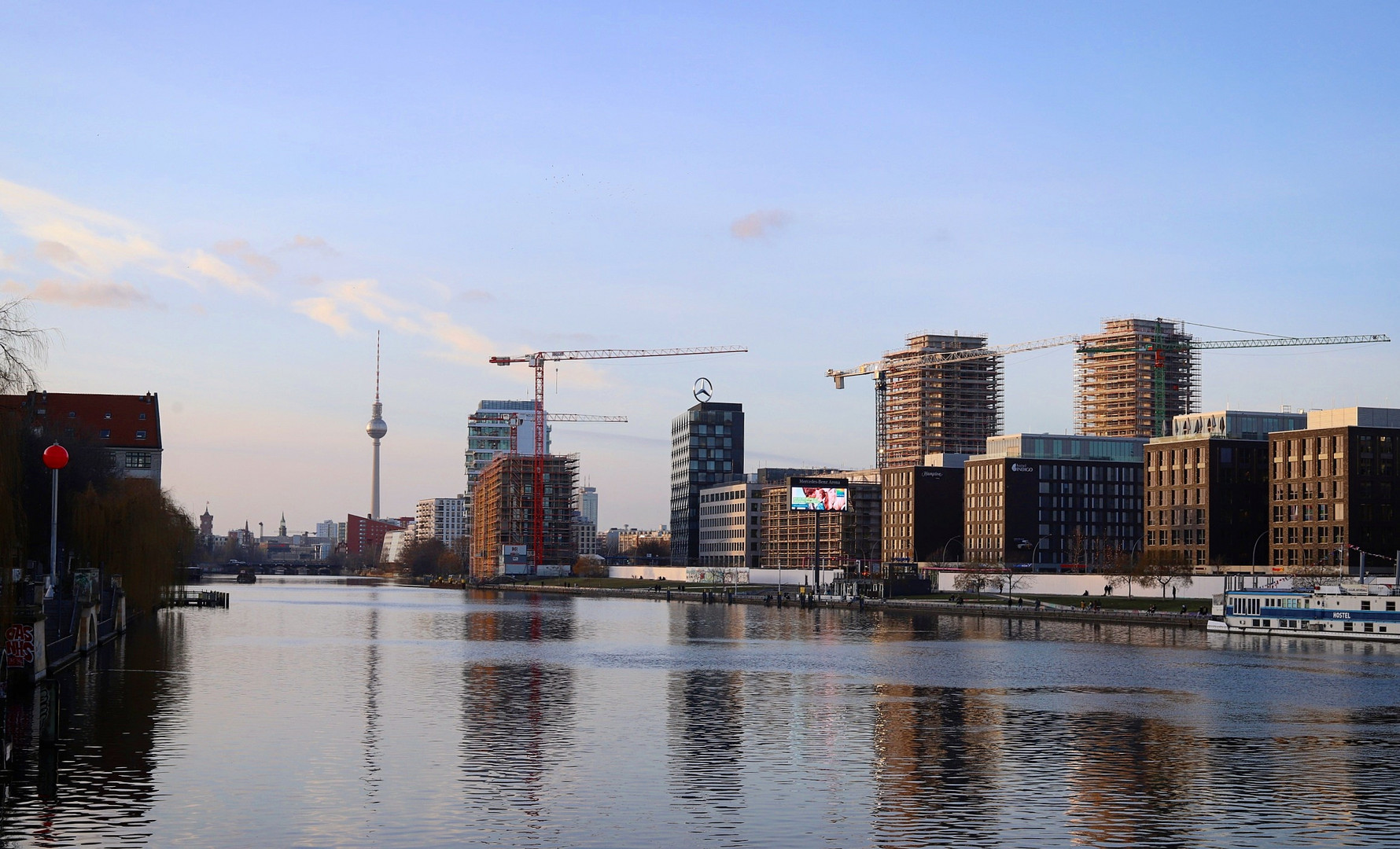 +++Berlin vom Wasser mit Blick auf den Fernsehturm+++