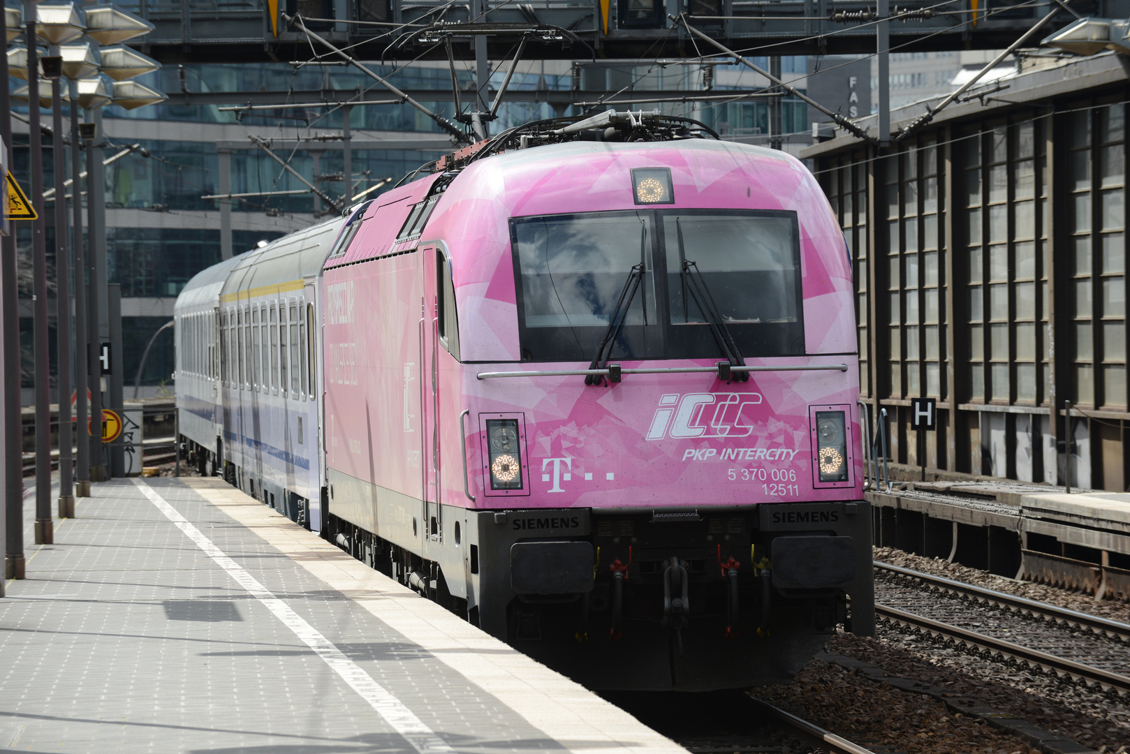 Berlin - Warschau Express bei der Durchfahrt in Berlin Zoologischer Garten