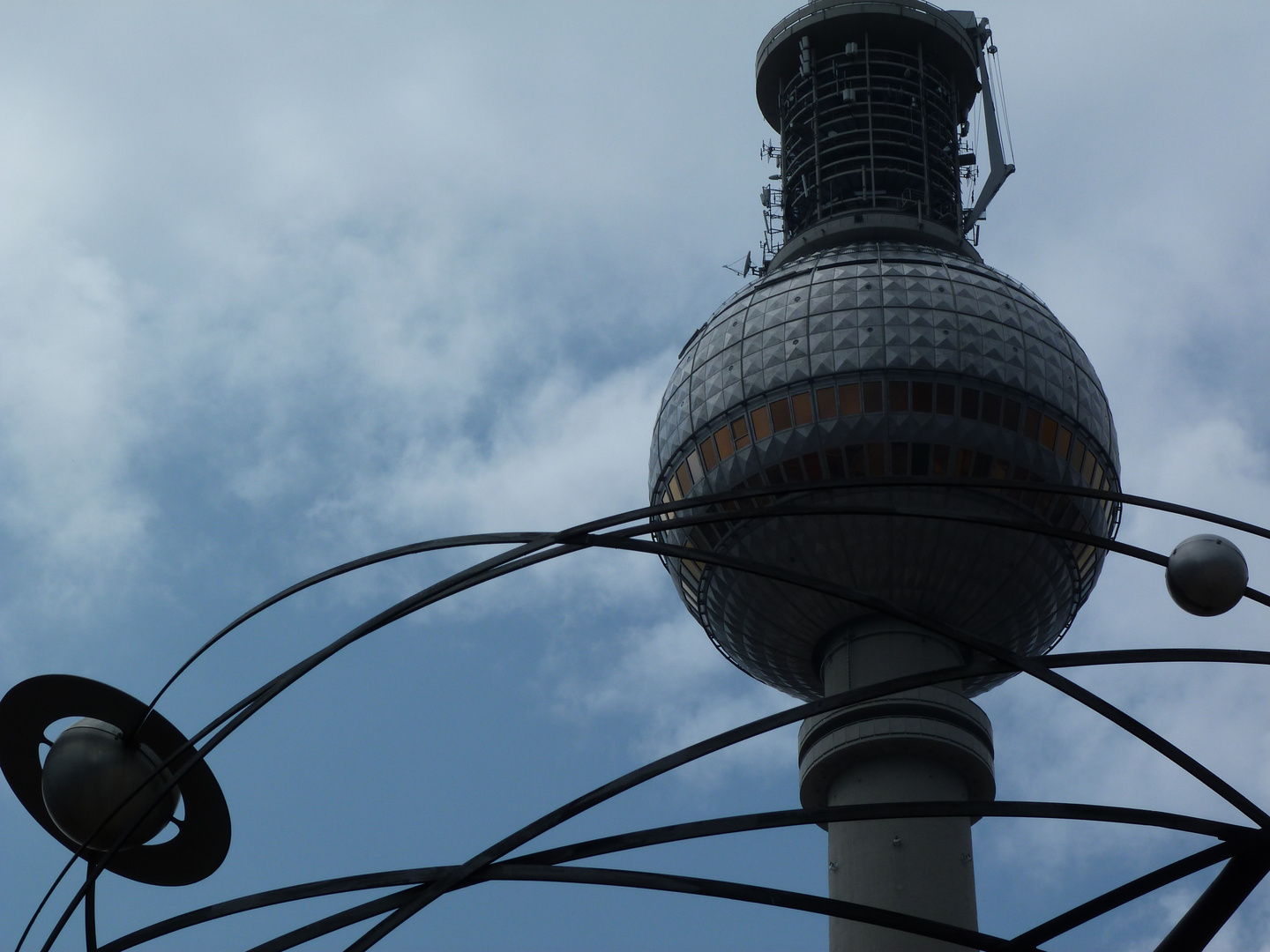 Berlin Weltzeituhr mit Fernsehturm (Detail)