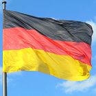 Berlin:Die große Flagge vor dem Reichstag