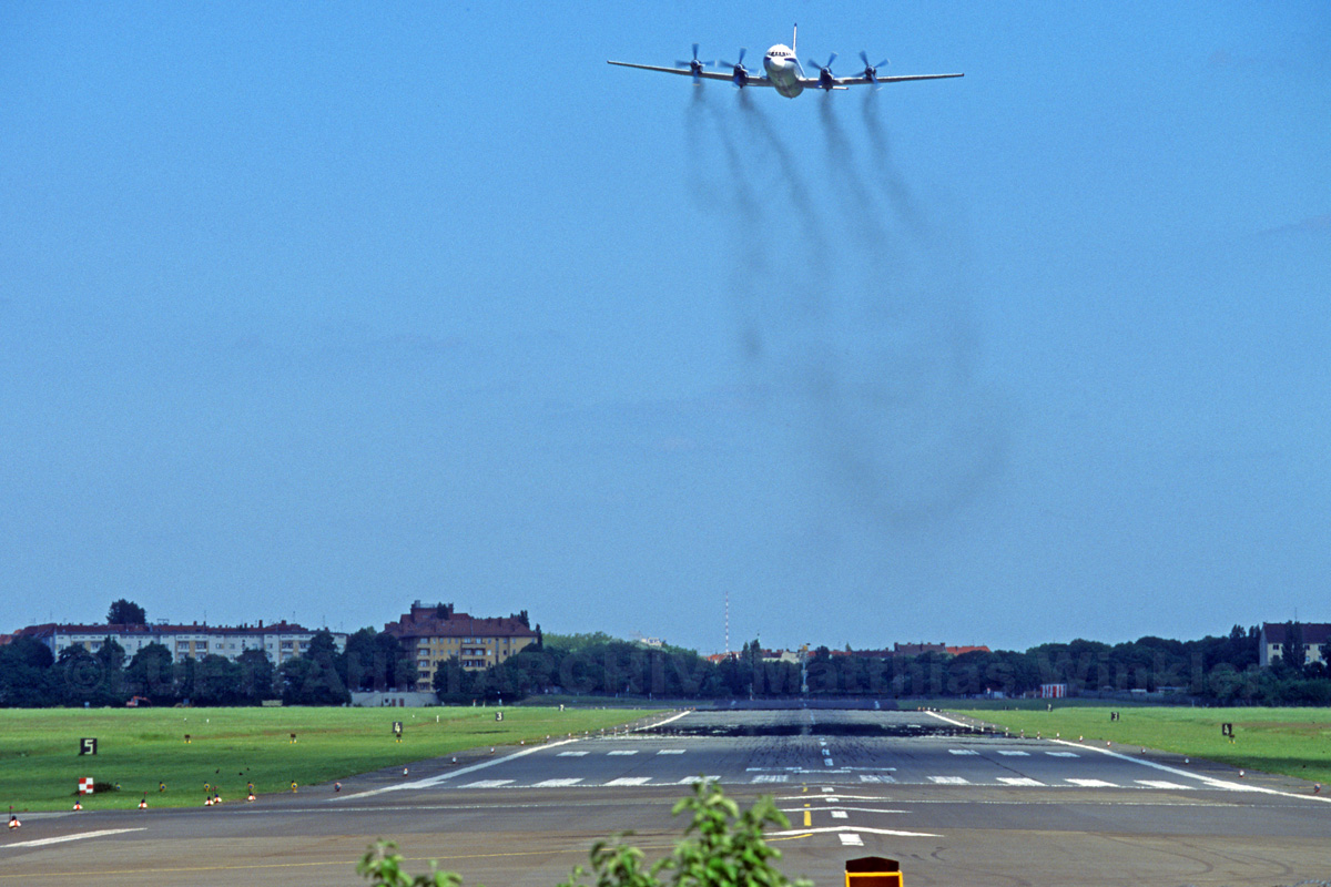 BerLine IL-18 low pass über den Flughafen Berlin-Tempelhof