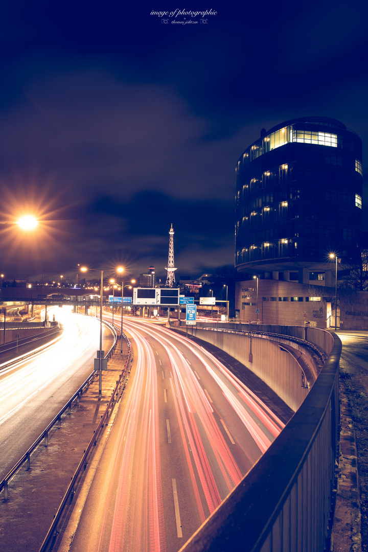 Berliner A100 bei Nacht