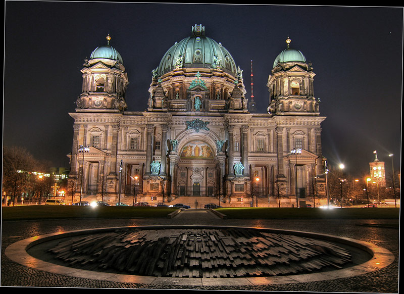 Berliner Dom, 2007, abends, kopflos