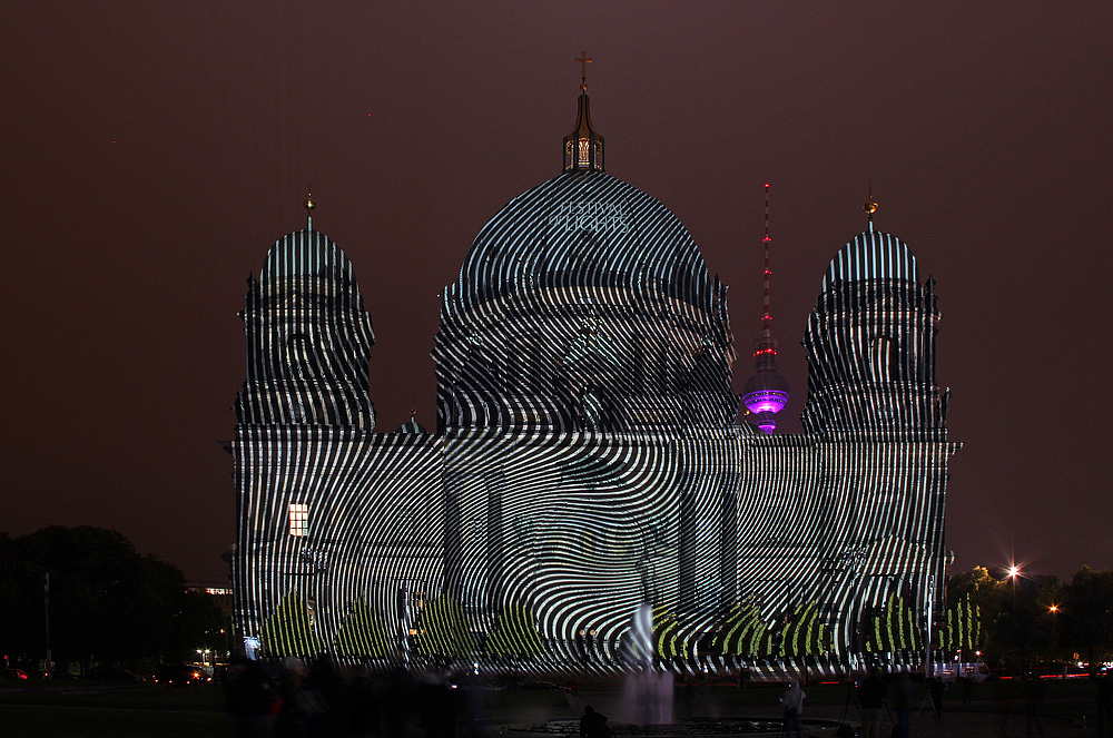 Berliner Dom am Lustgarten beim Festival of Lights 2015