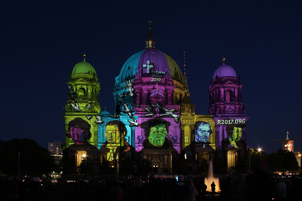 Berliner Dom am Lustgarten in Berlin beim Festival of Lights.