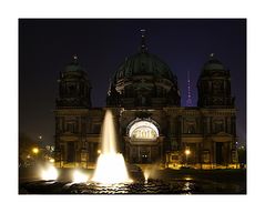 Berliner Dom aufgerichtet