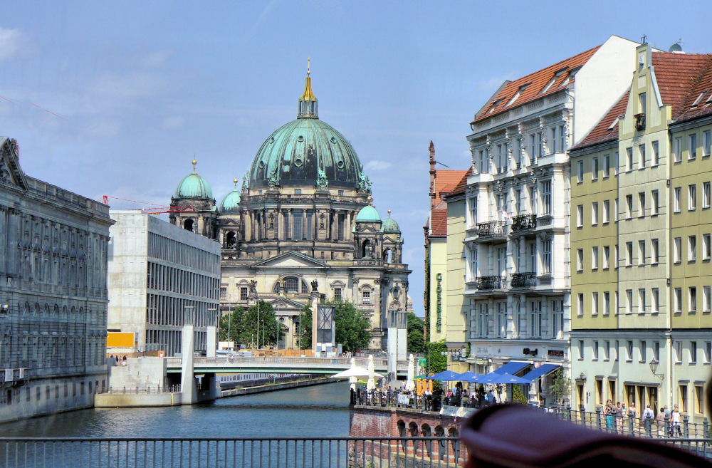 Berliner Dom aus der Ferne