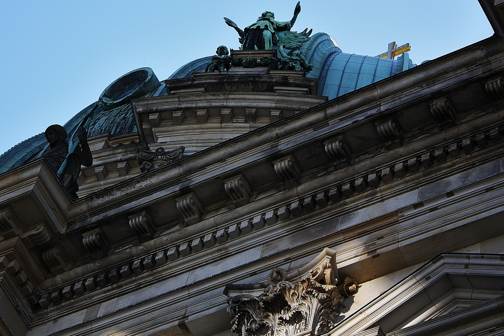 Berliner Dom aus der Schiffsperspektive