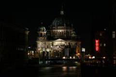 Berliner Dom bei Nacht