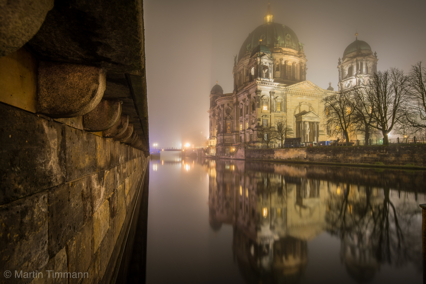 Berliner Dom bei Nacht und Nebel