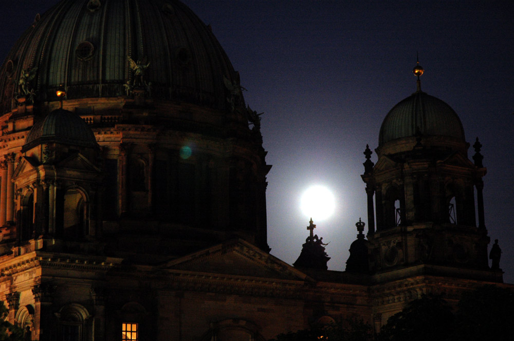 Berliner Dom bei Vollmond