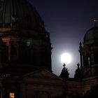 Berliner Dom bei Vollmond