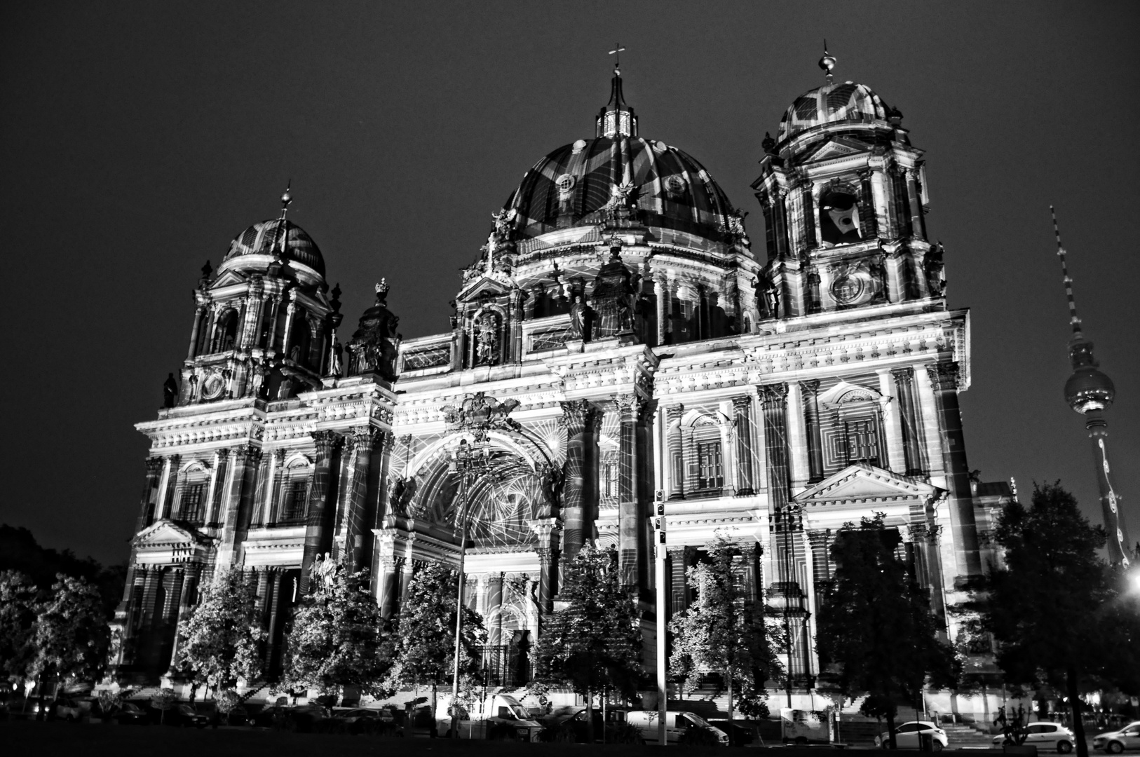 Berliner Dom beim Festival of Lights 2012 (bw)