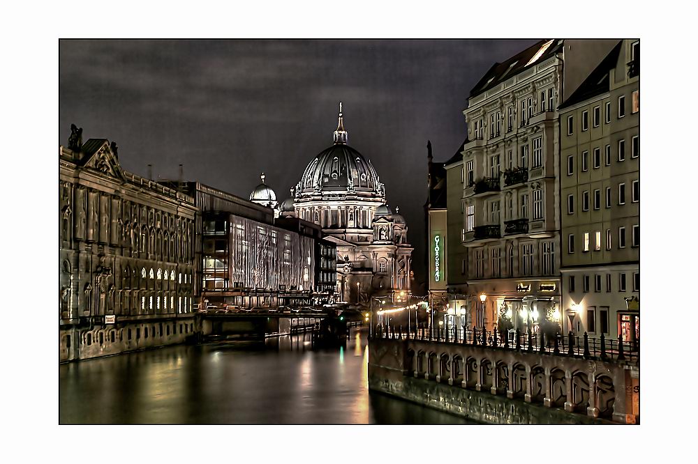 berliner dom by night