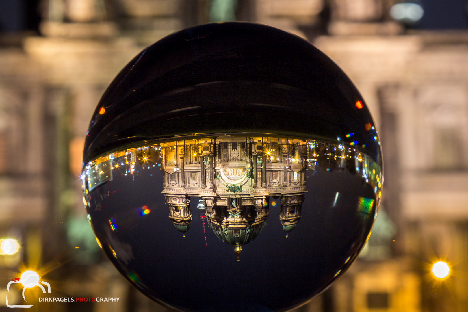 Berliner Dom durch die Glaskugel