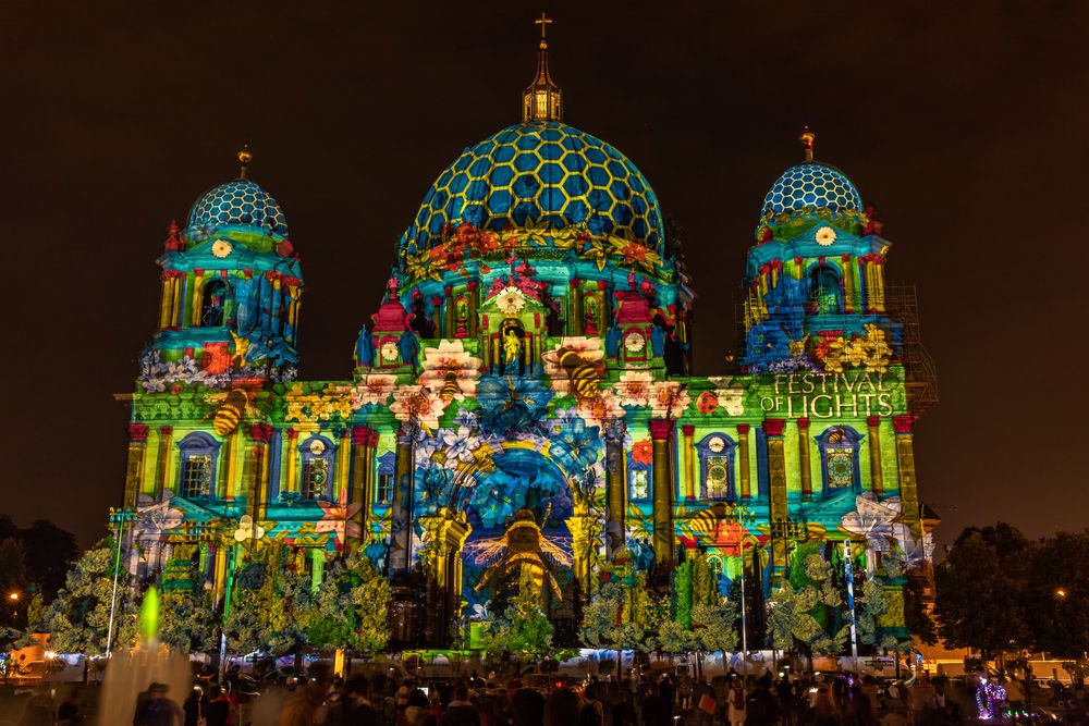 Berliner Dom im Farbenrausch...