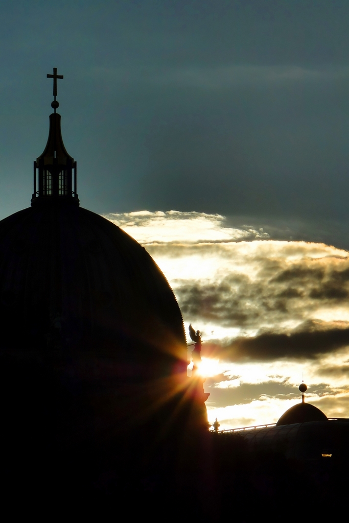 Berliner Dom im Gegenlicht