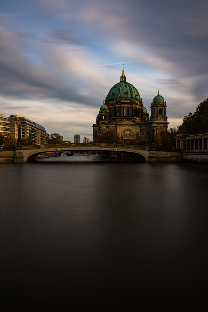 Berliner Dom im Herbst