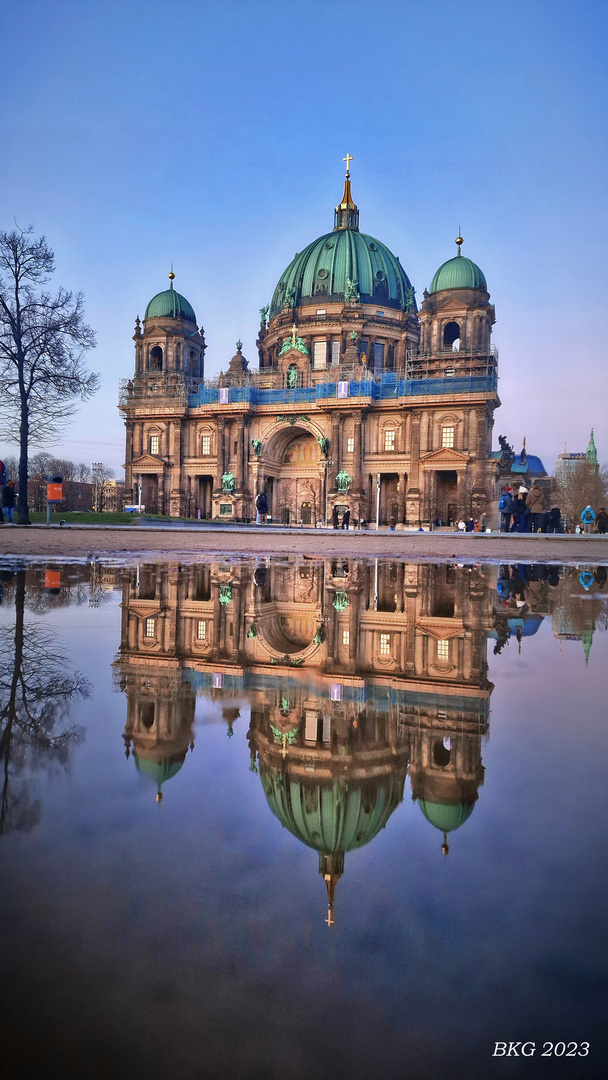 Berliner Dom im März-Pfützenspiegel 