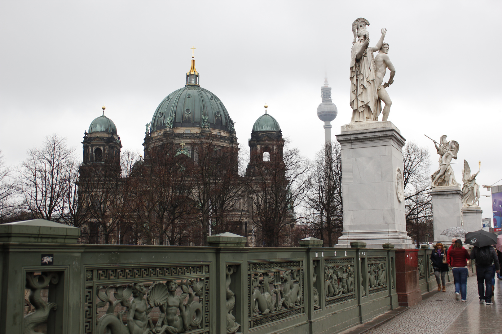 Berliner Dom im Regen