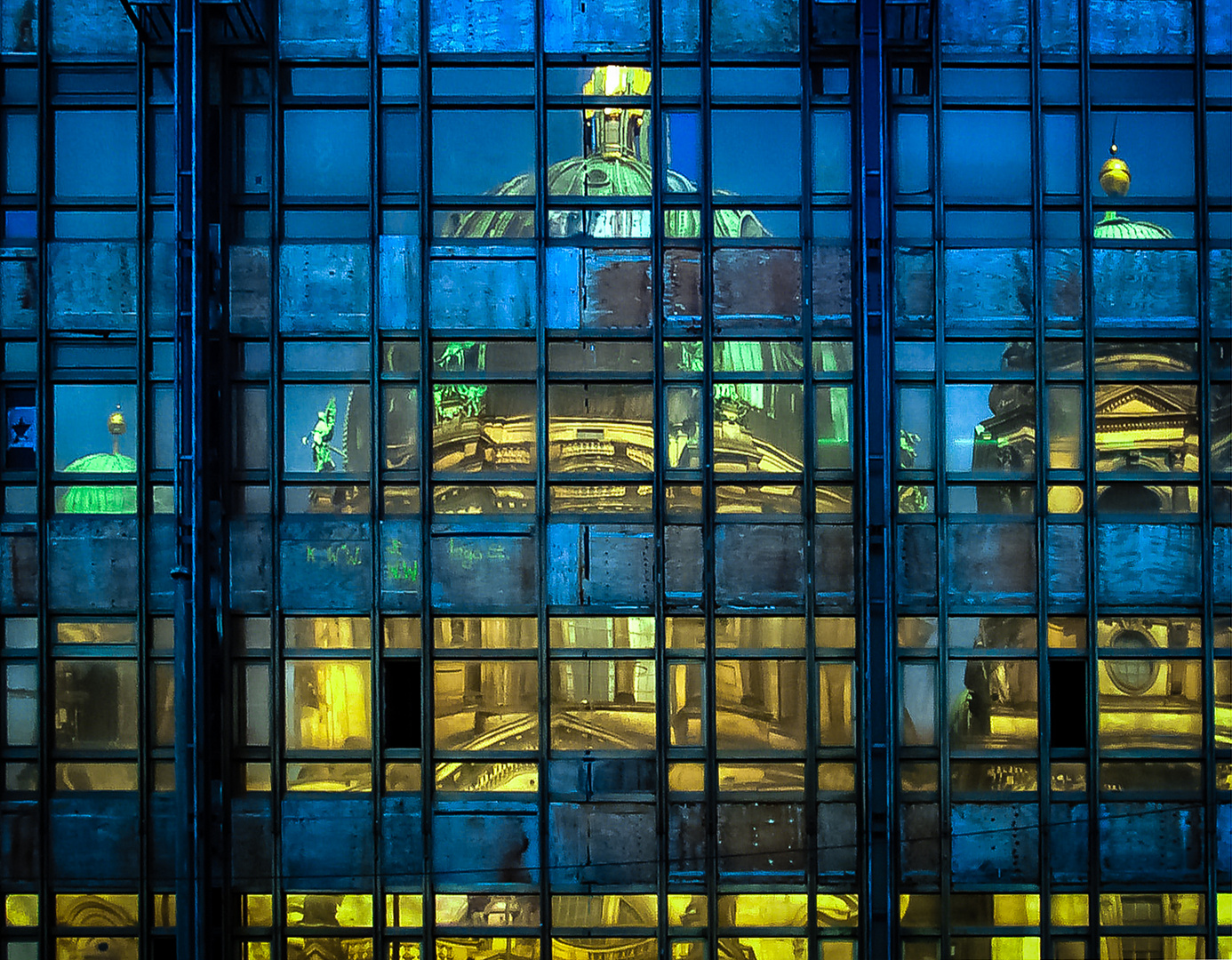 Berliner Dom im Spiegel