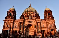 Berliner Dom in der untergehenden Sonne