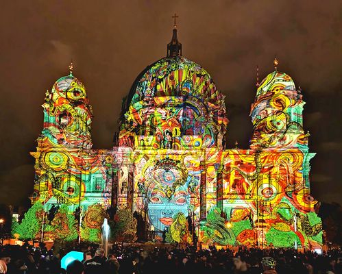 Berliner Dom in leuchtenden Farben