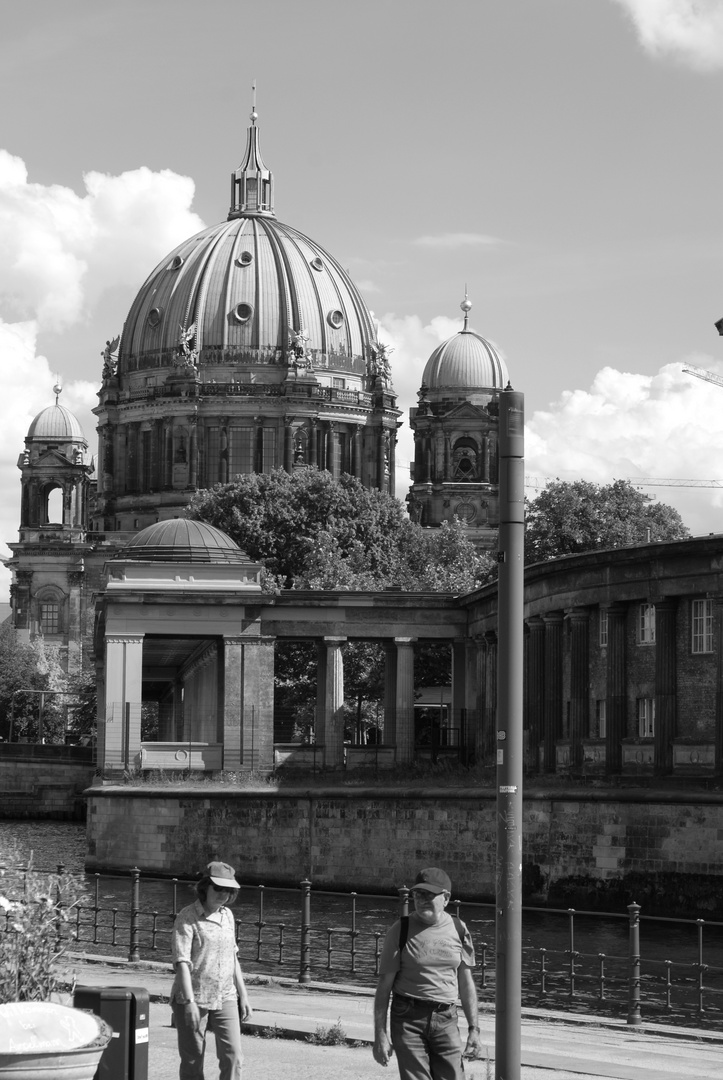 Berliner Dom mit Blick auf die Spree