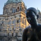 Berliner Dom mit Bronze Statue im Abendlicht