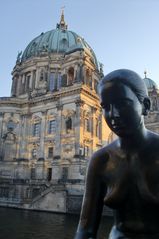 Berliner Dom mit Bronze Statue im Abendlicht