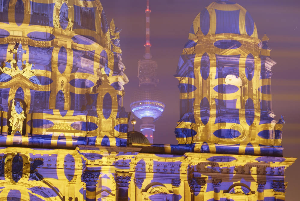 Berliner Dom mit Fernsehturm beim Festival of Lights
