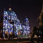 Berliner Dom mit Fernsehturm und Standbild Löwenkämpfer