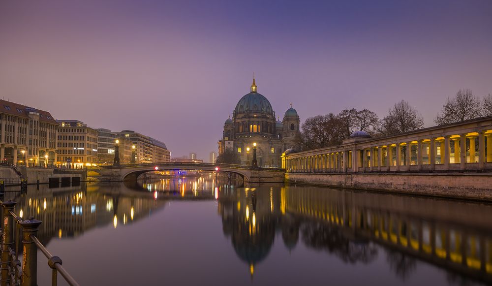 Berliner Dom mit Kolonnadenhof und Spree Foto & Bild architektur