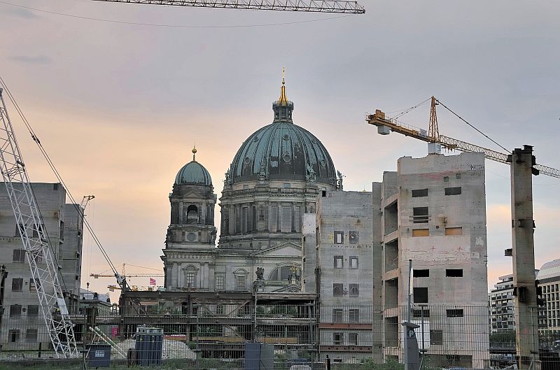 Berliner Dom mit neuem Kuppelkreuz