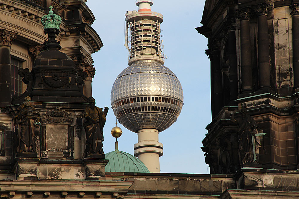 Berliner Dom mit Telespargel