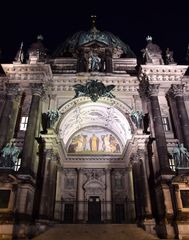 Berliner Dom Portal Nachts