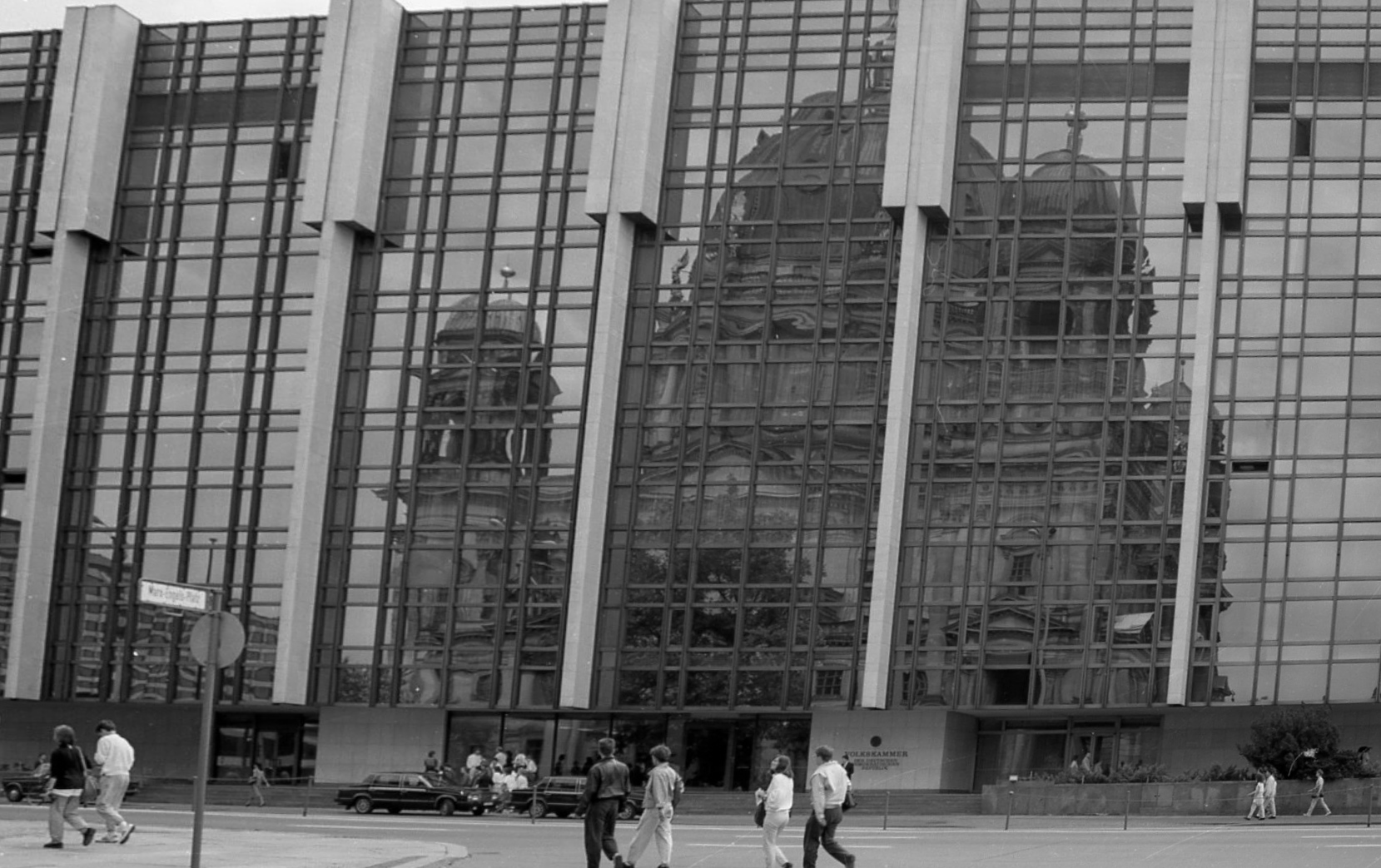 Berliner Dom spiegelt sich in der Volkskammer