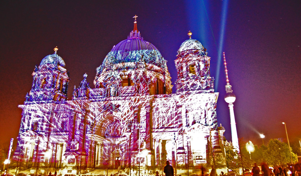 Berliner Dom und der Fernsehturm im Farbenmeer