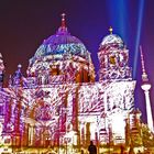 Berliner Dom und der Fernsehturm im Farbenmeer