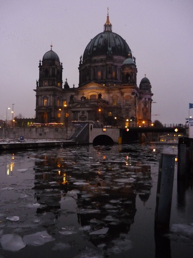 Berliner Dom und die Spree vereist