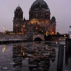 Berliner Dom und die Spree vereist