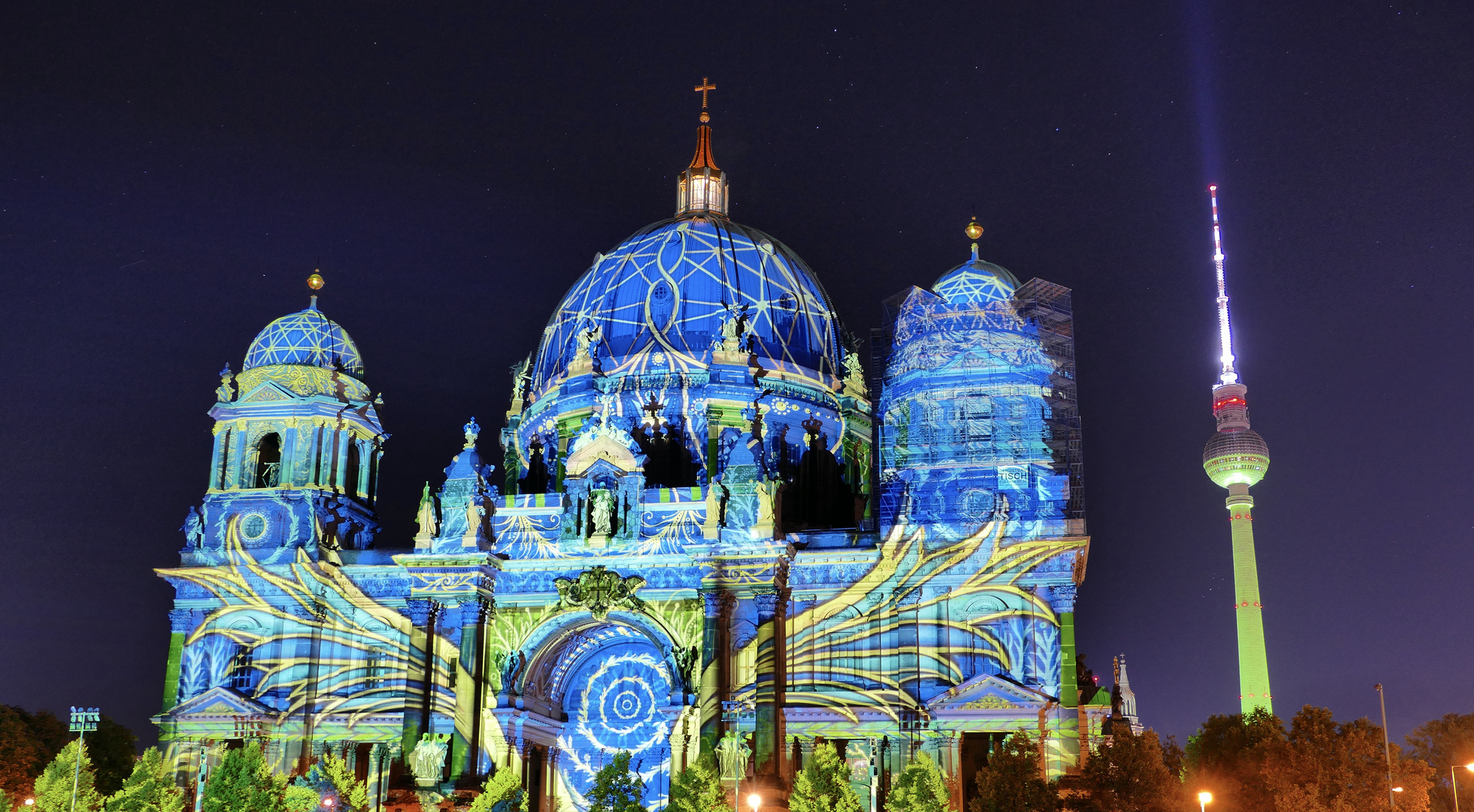 Berliner Dom und Fernsehturm bei Nacht