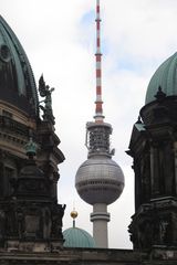 Berliner Dom vor Fernsehturm