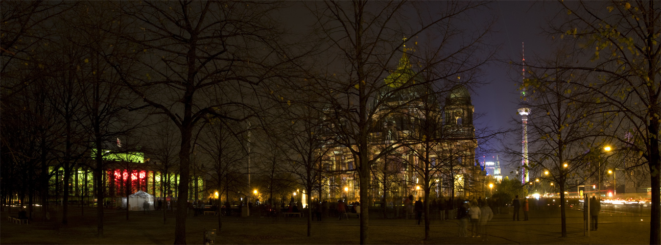 Berliner Dom weiter hinten