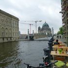 Berliner Dom zwischen Baukränen und Baugerüsten